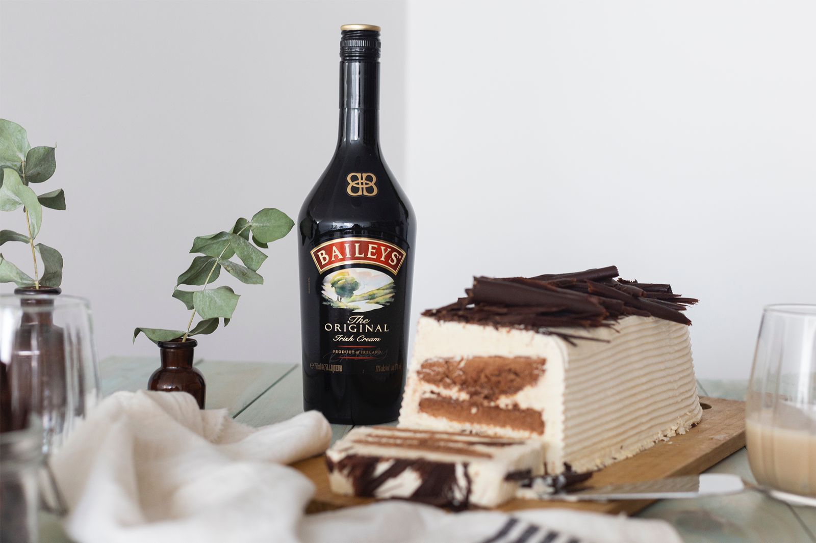 La Berlín sorprende con especial torta de Baileys para los papás